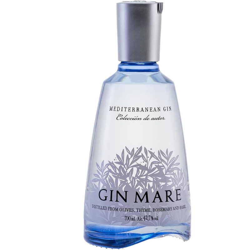 Bouteille de Gin Mare avec étiquette bleue et fond méditerranéen