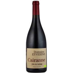 Bouteille de Domaine Eyverine Cairanne bio Cru du Rhône avec vin rubis violet